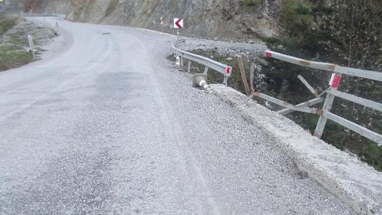 İkizcay Köprüsü Tehlike Saçıyor