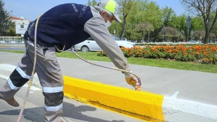 Eyüp Belediyesi Temizlik İşleri Ekipleri Sokak Ve Caddelere Renk Veriyor