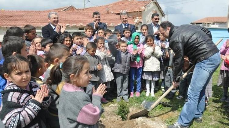 Fidanlar, Şehit Teğmen Ahmet Tarım Anısına Toprakla Buluştu