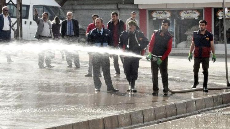 Yüksekova Çarşı Merkezinde Yıkama Çalışması