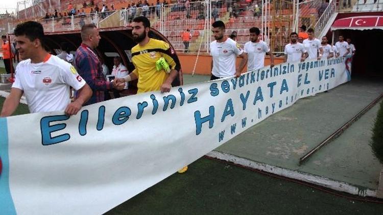 Adanaspor, Sahaya ‘Hayata El Ver’ Pankartı İle Çıktı