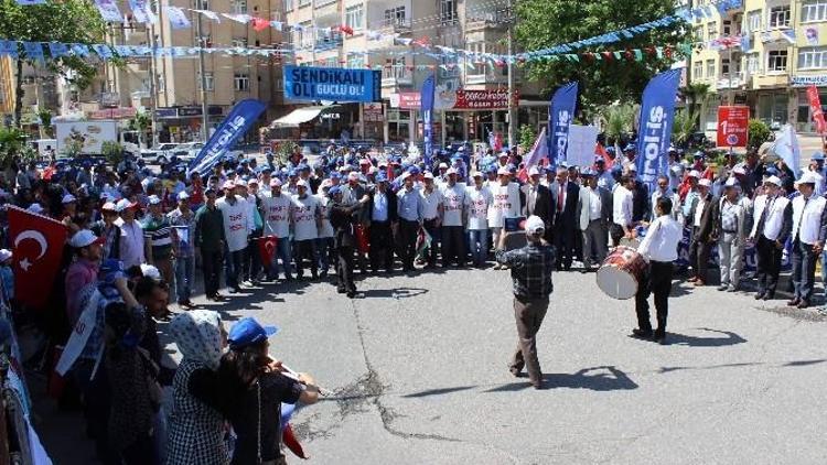 Türk-iş’e Bağlı Sendikalar Halaylarla 1 Mayıs’ı Kutladı