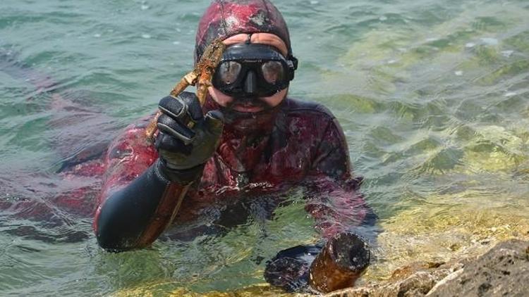 Gönüllüler, Foça’da Kıyı Ve Sualtı Temizliği Yaptı