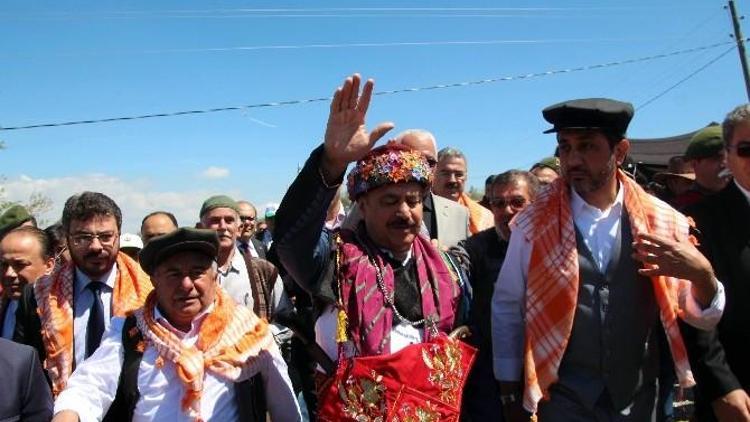 Efe Kıyafetleri Yaylaya Çıkan Bakan Eroğlu Yörüklerden Yoğun İlgi Gördü