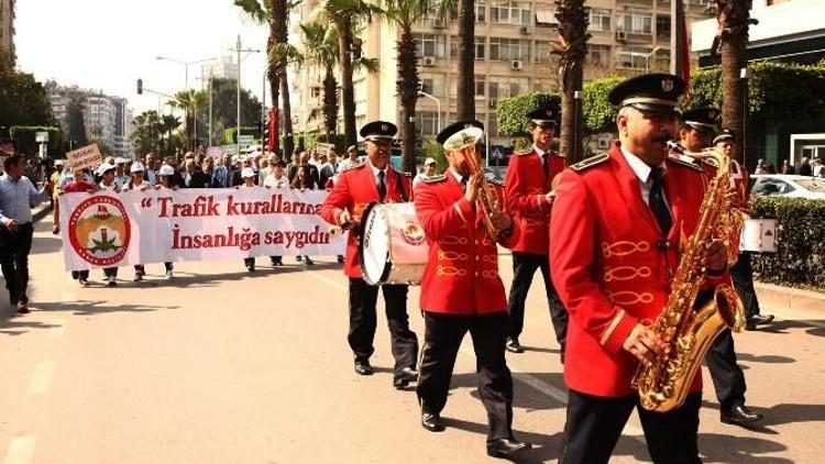 Trafik Kurallarına Dikkat Çekmek İçin Yürüdüler