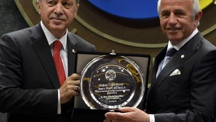 Nafi Güral, ’Hizmet Şeref Belgesi’ni Erdoğan’ın Elinden Aldı