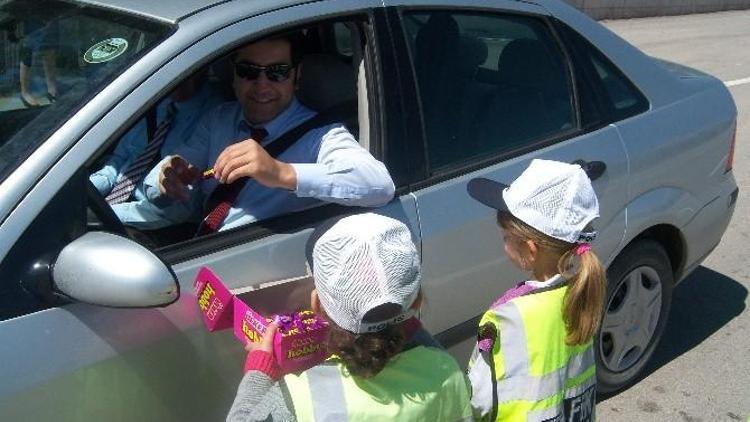 Minik Trafik Polisleri Araç Durdurup Kontrol Yaptı