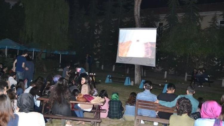 SAÜ Eğitim Fakültesi’nde Açık Havada Sinema Keyfi