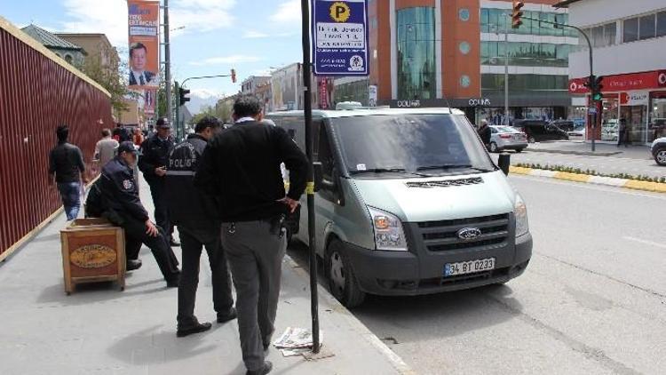 Erzincan’da Banka Aracını Kriko İle Soymaya Kalkıştılar