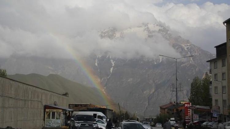 Hakkari’de Sümbül Dağı İle Bütünleşen Gök Kuşağı Güzelliği