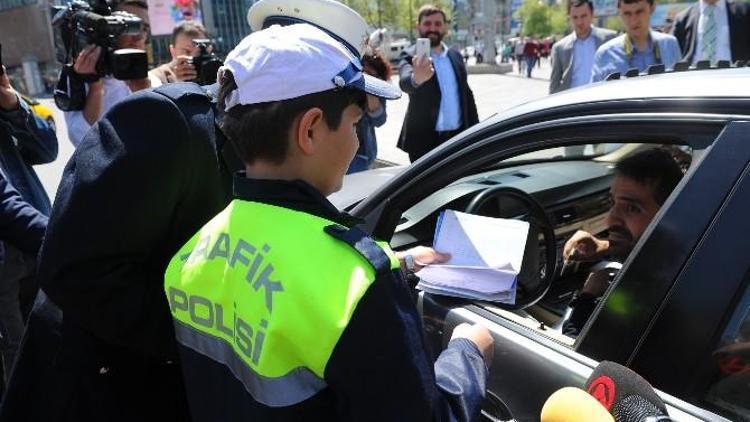 Çocuk Meclisi’nin Minik Trafikçileri Denetim Yaptı