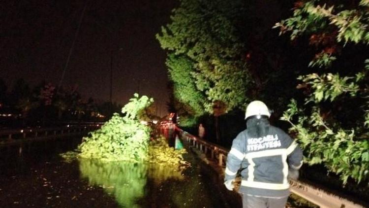 İtfaiye’den Gece Boyunca Fırtınayla Mücadele