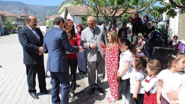 Minik Mankenler Annelerinin Diktiği Elbiselerle Podyuma Çıktı