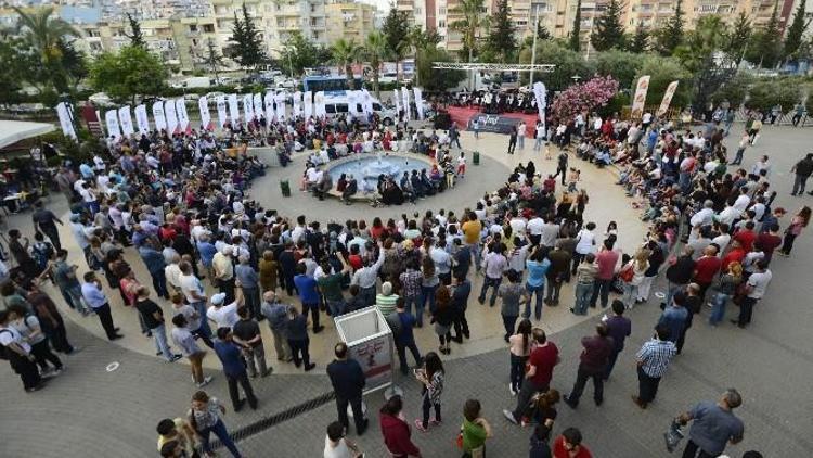 Mersinliler Hakan Aysev Konserlerine Akın Etti