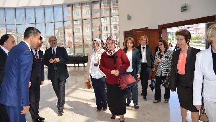 Hayme Ana Mesleki Ve Teknik Anadolu Lisesi Öğrencilerinden Anneler Günü Programı