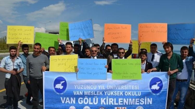 Öğrenciler Van Gölü Sahilini Temizledi