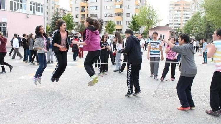 Obeziteye Karşı 1000 Öğrenci Aynı Anda İP Atladı