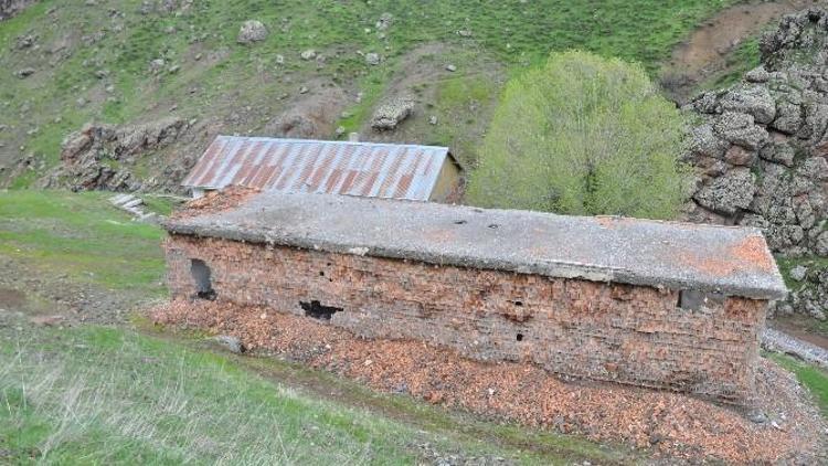 Kaplıca Bakımsızlıktan Yıkılmak Üzere