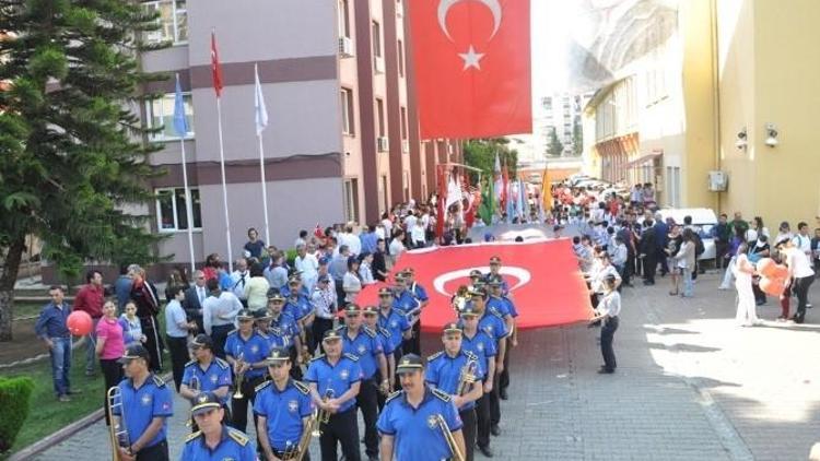 Adana’da Gençlik Yürüyüşü
