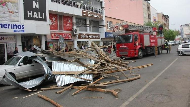 Bingöl’de Fırtına Çatı Uçurdu