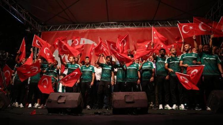 Bursasporlu futbolcular, demokrasi nöbetinin son gününde vatandaşları yalnız bırakmadı