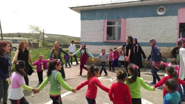 Okul Öncesi Öğretmenliği Öğrencilerinden Bağlar Beykaya Köyü İlkokuluna Ziyaret