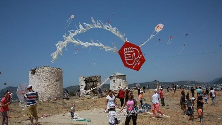 8. Bodrum Uçurtma Festivali Gökyüzünü Renklendirdi