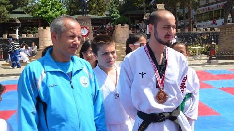 Tosyalı Sporcu Taekwondo’da Türkiye 3.oldu