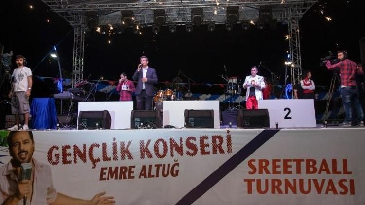 Gençler, Emre Altuğ Şarkılarıyla Bayram Yaptı