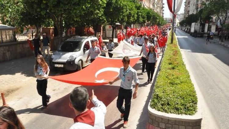 Nazilli Belediyesi Gençlik Yürüyüşünde 1919 Adet Bayrak Dağıttı