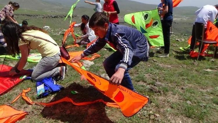 Digor’da Uçurtma Şenliği Renkli Görüntülere Sahne Oldu