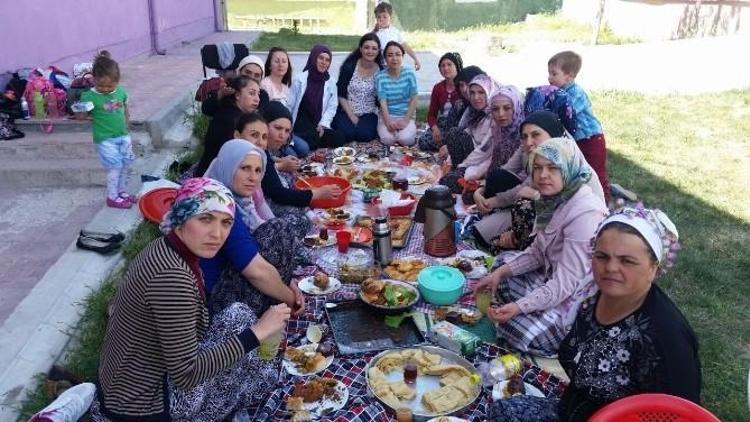 Anaokulu Öğrencileri İle Annelerinin Piknik Keyfi