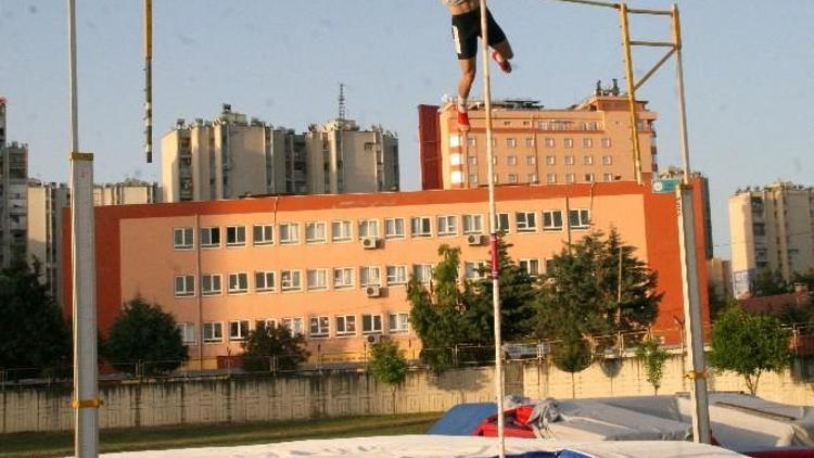 Adanalı Atlet Tenekebüken İki Yeni Türkiye Rekoru Kırdı