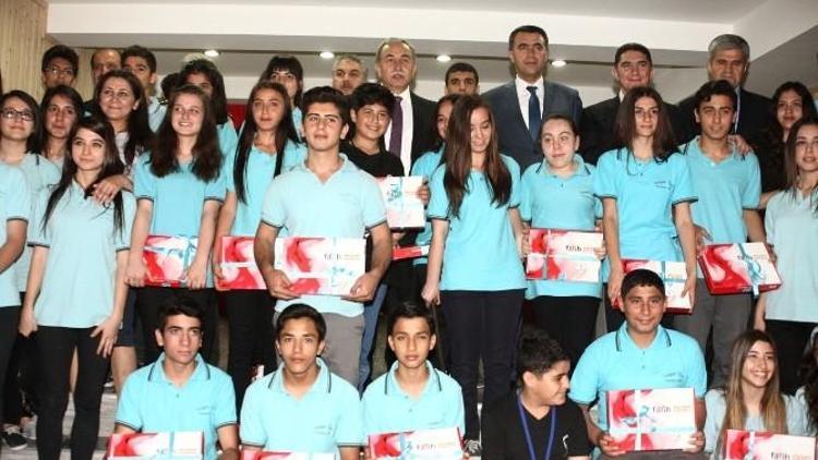 Adana’da 21 Bin 812 Öğrenci Ve Öğretmene Tablet Bilgisayar