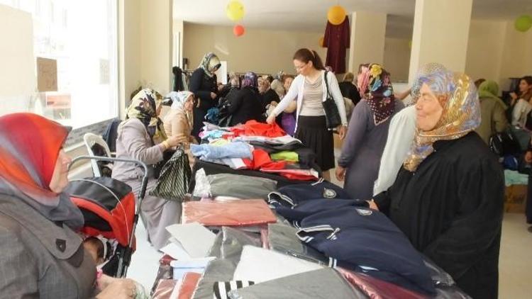 Burhaniye’de Kadınlar İhtiyaçlı Öğrenciler İçin Kermes Düzenledi