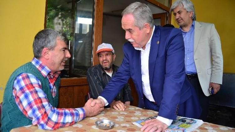 AK Partili Berber Akhisar’da ‘Sayın Bakanım’ Pankartıyla Karşılandı