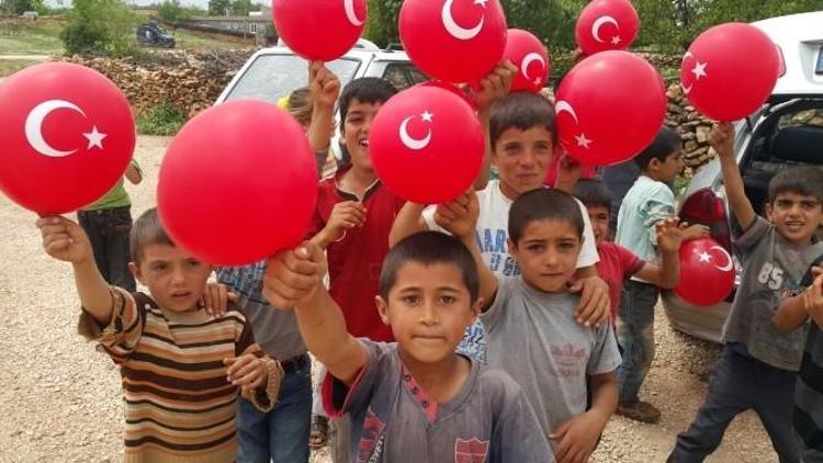 MHP Milletvekili Adayları Dicle İlçesinde Çocuklara Türk Bayraklı Balon Dağıttı