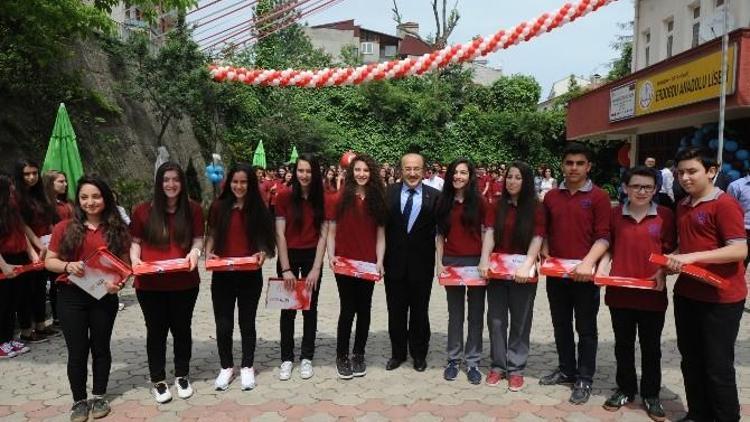 Trabzon’da Farih Projesi Kapsamında Tablet Dağıtıldı