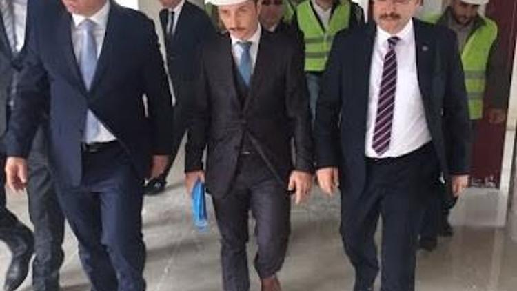 TOKİ Başkanı Mehmet Turan Ergün Akyazı Stadı’nda İncelemelerde Bulundu