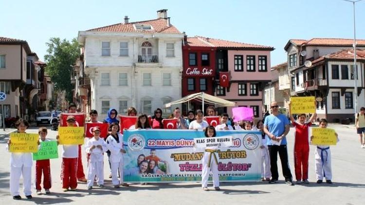 Minik Sporcular Obezite İçin Yürüdü