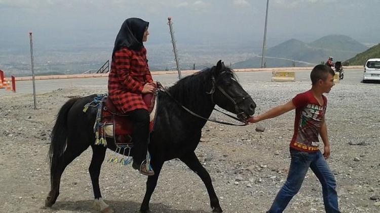 Erciyes’te Atlı Cirit Gösterisi İzleyenleri Hayran Bıraktı