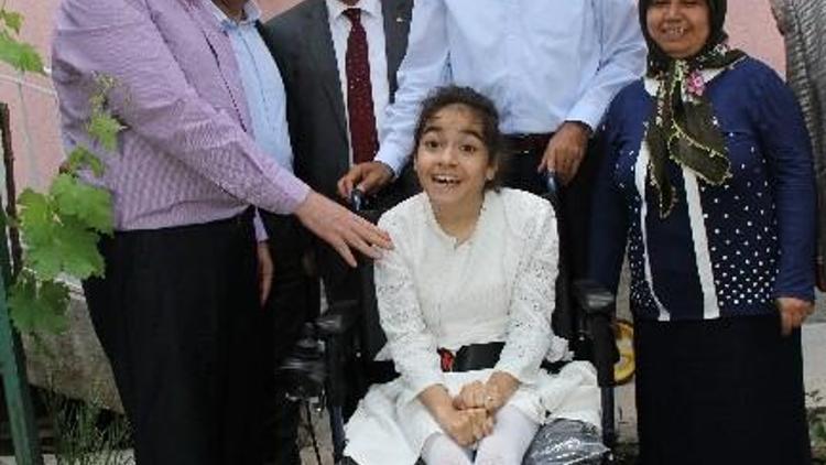 Başbakan’dan Engelli Kız Çocuğuna Akülü Araç