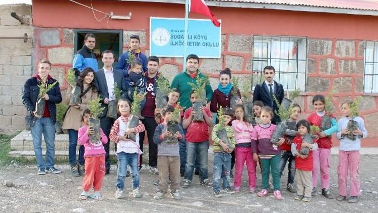 Her Öğrenci Bir Fidan Dikti