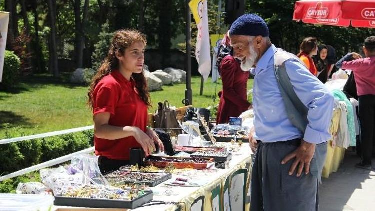 Öğrenciler Hayır Kermesi Açtı