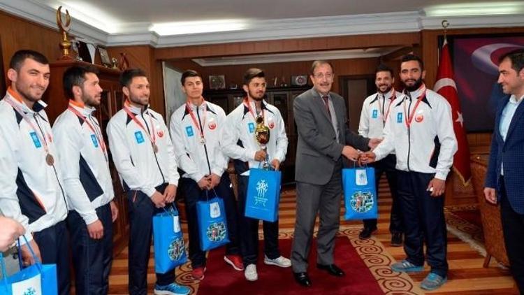 Türkiye Kulüpler Karate Şampiyonasın’da Palandöken Belediyesi Türkiye İkincisi Oldu