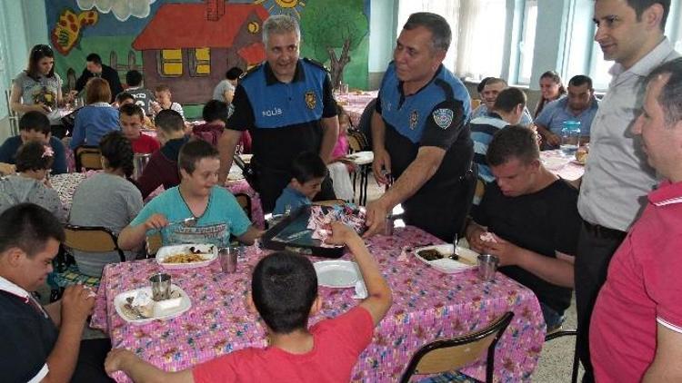 Bartın Polisinden Engelli Öğrencilere Lokum İkramı