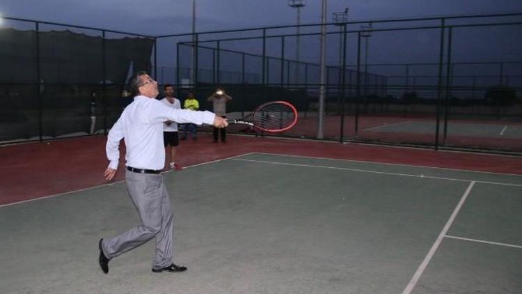 Başkan Güvenç’ten Kortta Tenis Maçı