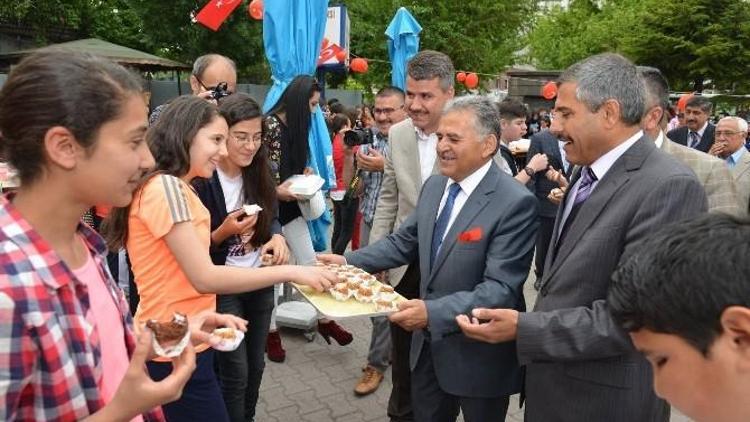 Başkan Dr. Memduh Büyükkılıç’a Öğrencilerden Sevgi Gösterisi