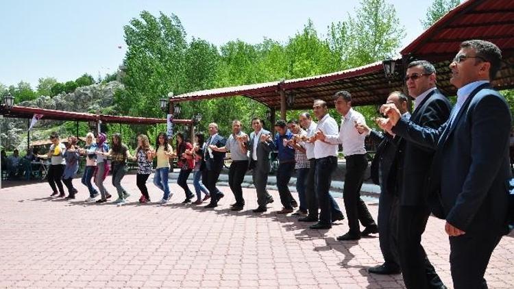 Enerji İşçileri Pilav Gününde Halaylarla Eğlendi