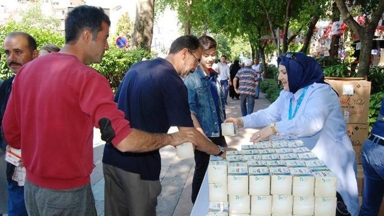 İzmit Belediyesi Kandil Simidi Dağıttı